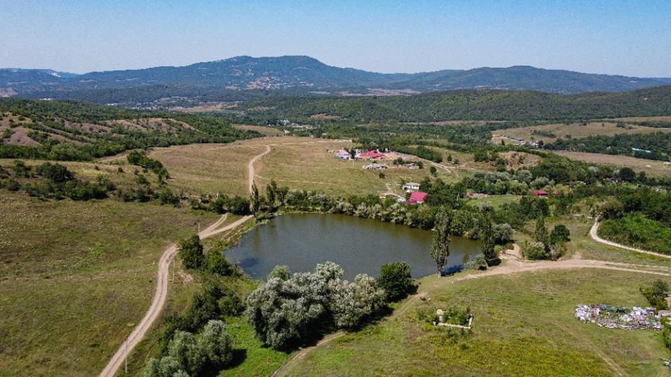 Продажа земельного участка в Бахчисарайском районе, с. Соколиное.

Живописное место, чистейший горный воздух, рядом открытое озеро.
Участок 10 соток, первая линия от озера. Все коммуникации рядом: электричество 80м, подключение газа бесплатно, идёт газификация района, вода -скважина на участке или п